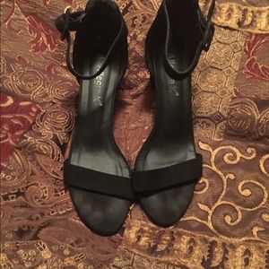 CLEARING INVENTORY!!  Black heels in size 11.